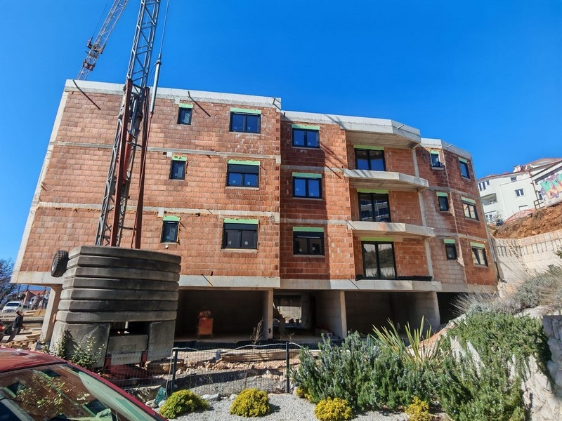 Az A3609-es lakóépület hátsó része Kastavban, Horvátországban.