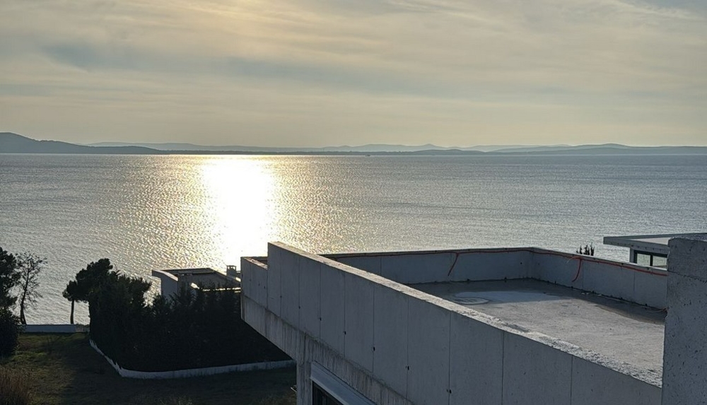 Tetőterasz úszómedencével és fantasztikus kilátással a tengerre az A3617 ingatlanra Kozinóban, Horvátországban.