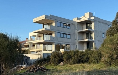 Ebben az új épületben eladó az A3617 penthouse Zadar közelében.