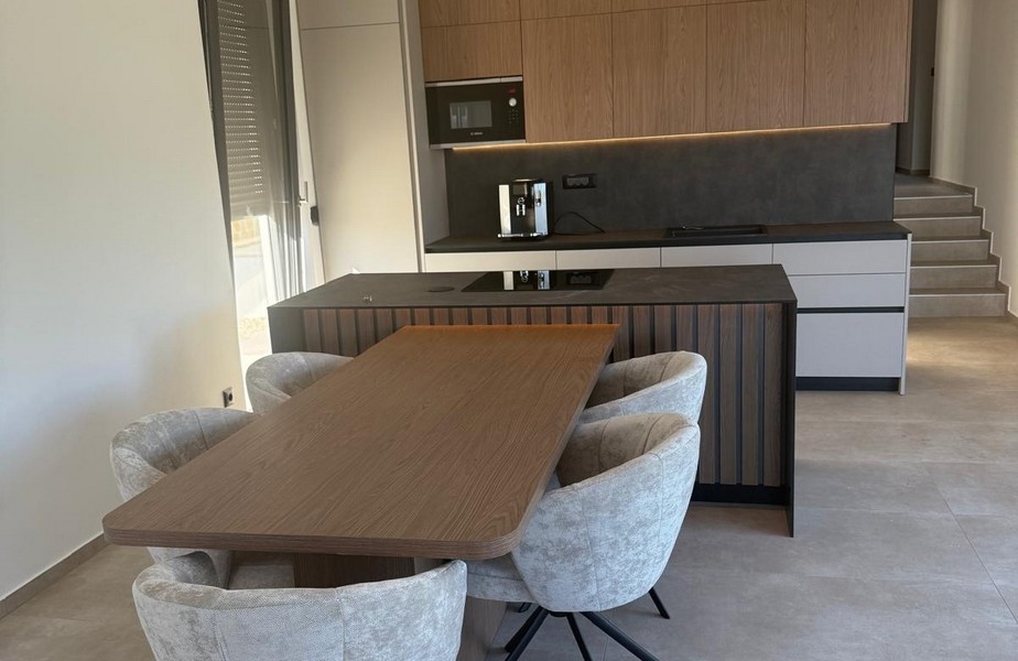 Konyha főzőszigettel és integrált ülősarokkal