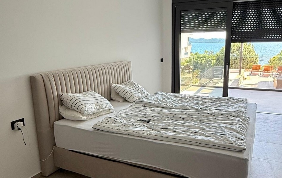 Hálószoba tengerre néző kilátással és kijárattal a teraszra