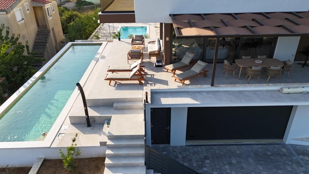 Nagy napozóterasz, kilátással a medencére és a tengerre