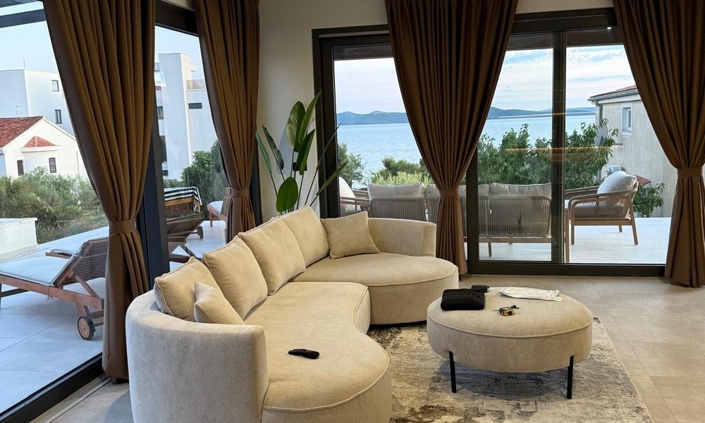 Nappali nagy ablakkal, kilátással a tengerre