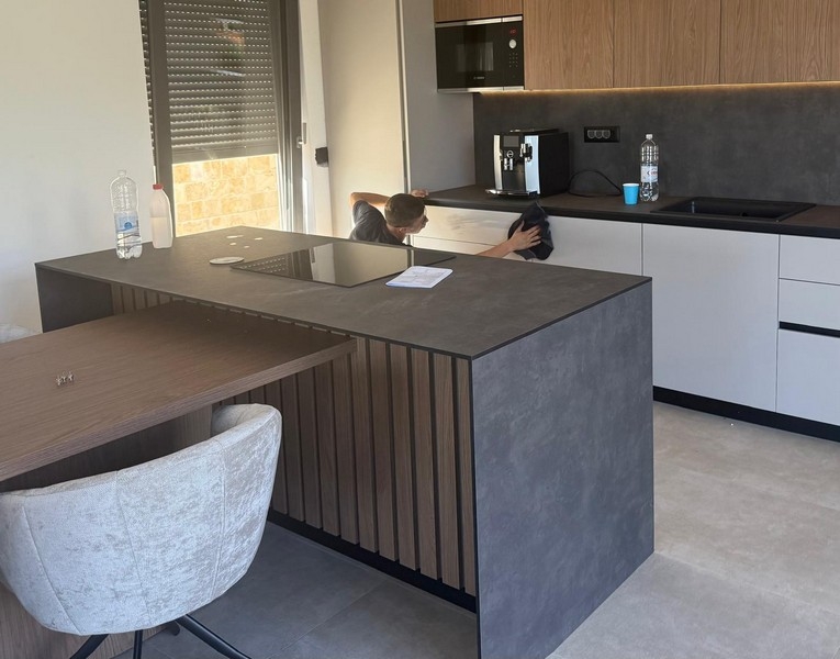 Modern konyha főzőszigettel, beépített gépekkel