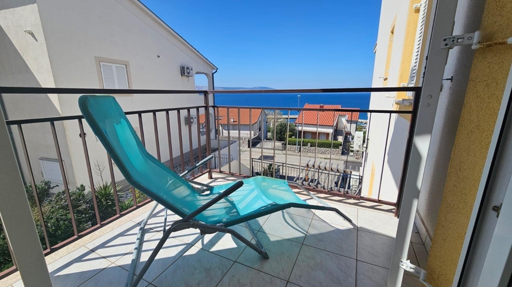 Tengerre néző kilátás az A3628 apartman erkélyéről Klenovicában, Horvátországban.