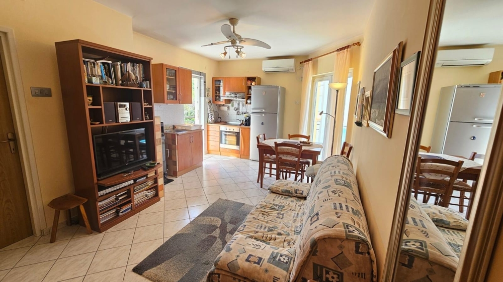 Bútorozott nappali, kilátással az étkezőre.