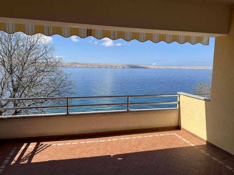 Tengerre néző ingatlan A3630 közvetlenül a tengeren Horvátországban.