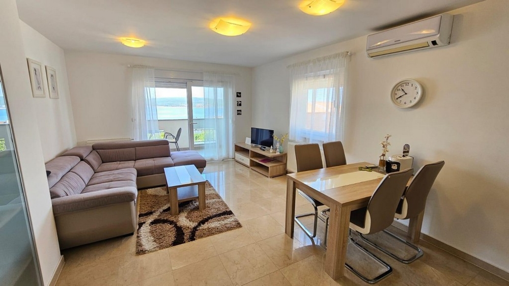 Stílusos és modern berendezésű nappali az A3632-es ingatlanban.