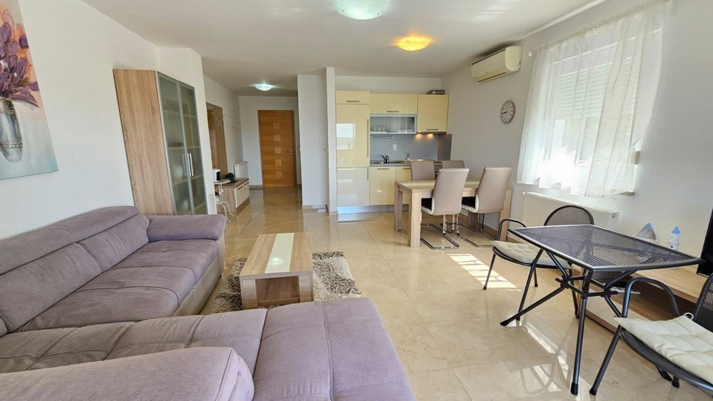 Stílusosan berendezett nappali az A3633-as ingatlanban, Crikvenicában, Horvátországban.