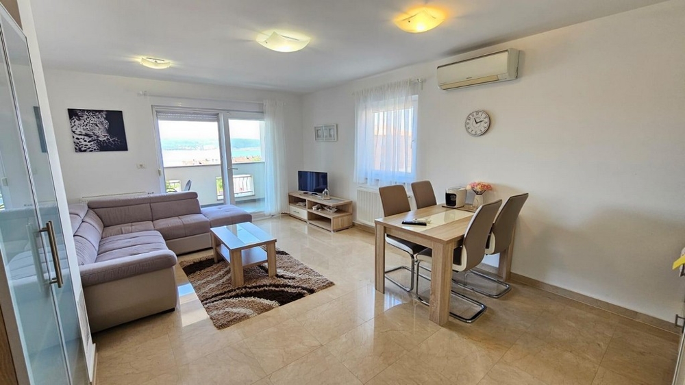 Légkondicionált és modern berendezésű nappali.