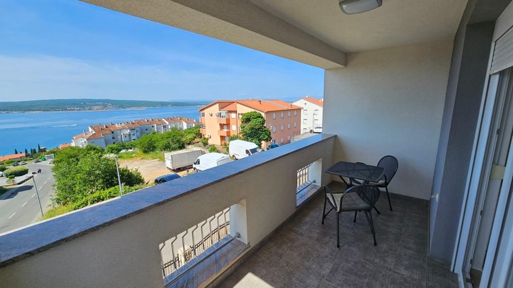 Tengerre néző erkély az A3635 apartmanhoz Crikvenicában, Horvátországban.