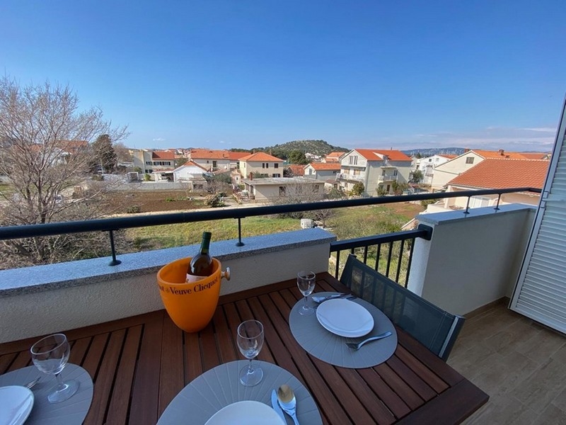 Kilátás az A3639-es lakás erkélyéről - eladó a horvátországi Murteren.