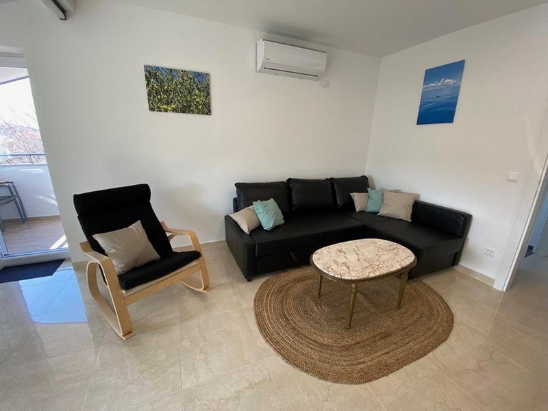 Stílusosan berendezett nappali az A3639-es nyaralóban Horvátországban.