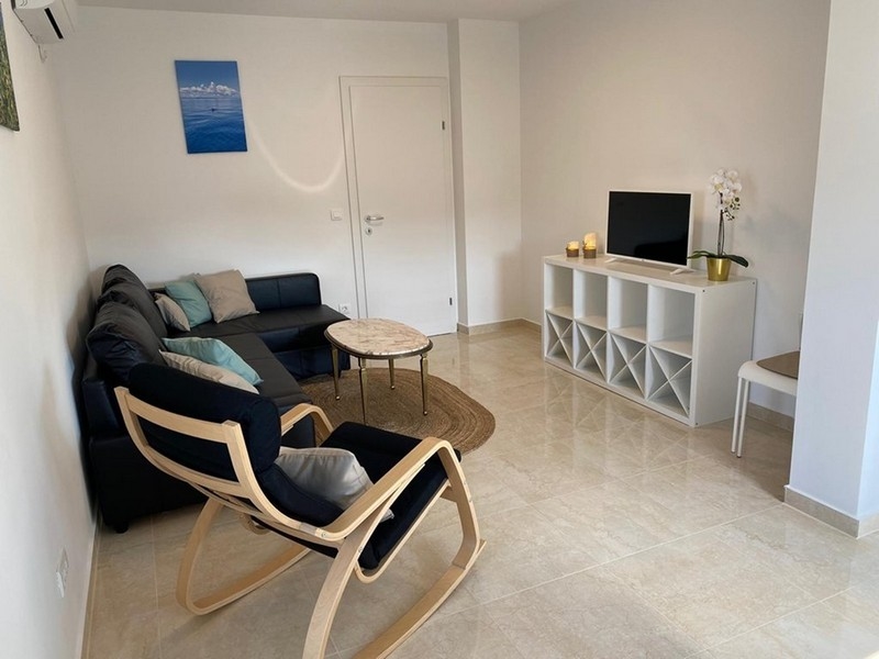 Nappali kis TV-vel az A3639-es ingatlanban Betinában, Murter szigetén.