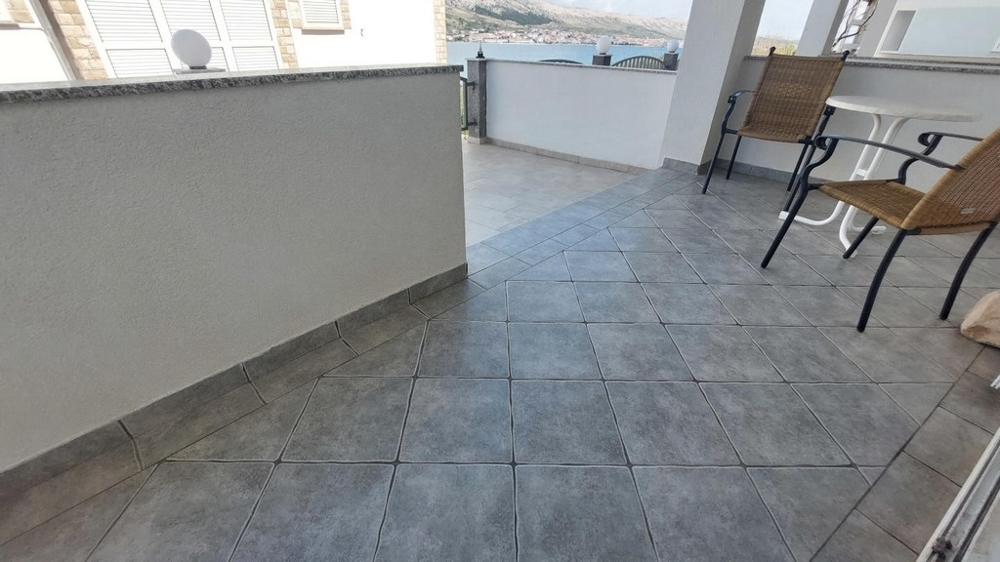 Az A3640 földszinti lakás terasza Horvátországban, Pag városában.