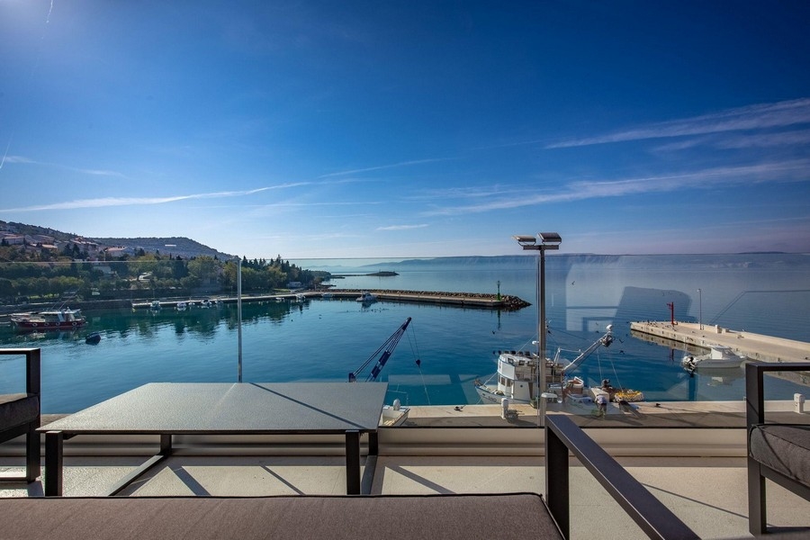 Vásároljon lakást közvetlenül a tenger mellett - ingatlan A3642, Klenovica, Horvátország.