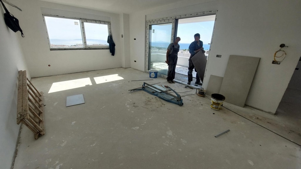 Nappali a kagylóban, kijárattal a teraszra