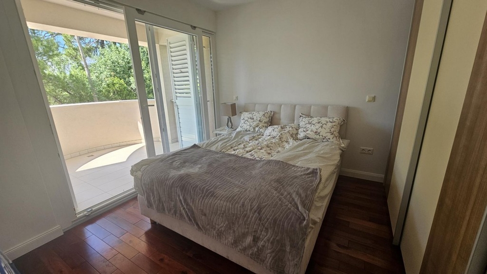 Hálószoba kijárattal az erkélyre