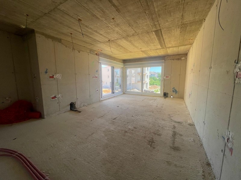 Fényes szoba nagy ablakokkal