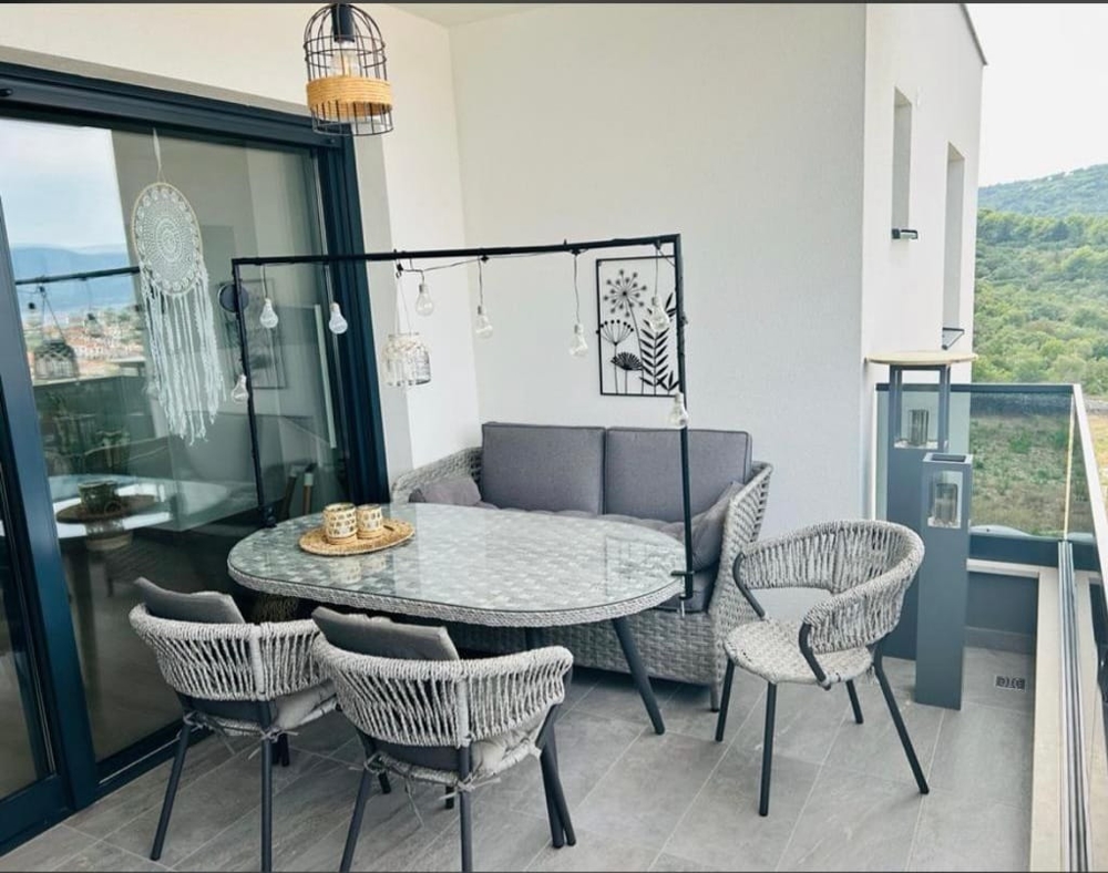 Terasz étkezőasztallal - A3661-es ingatlan a horvátországi Ciovo-n.