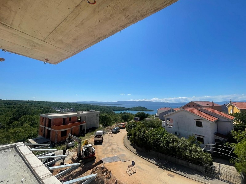 Tengerre néző kilátás a domboldali építkezésről