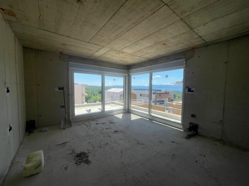 Tengerre néző szoba sarokablakokkal