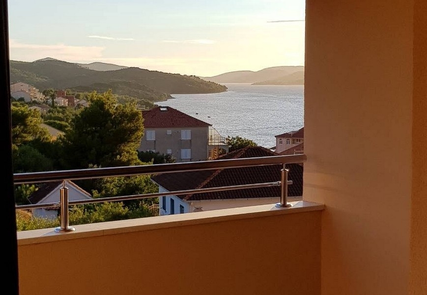 Oldalsó kilátás a tengerre az A3665-ös apartmanról a horvátországi Ciovo-n.