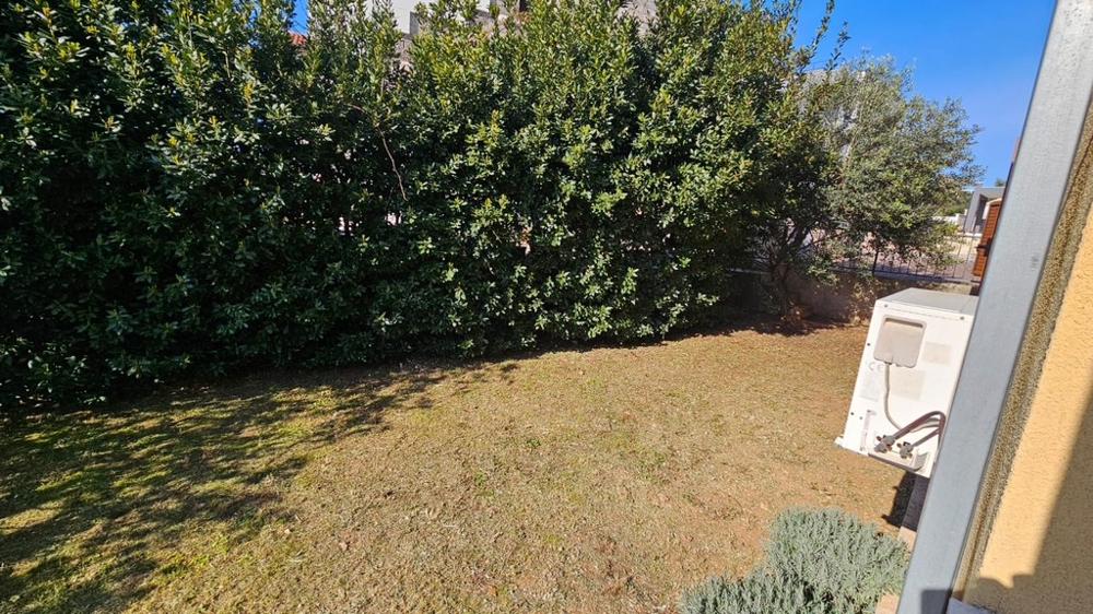 Sövénnyel és klímával ellátott ingatlan