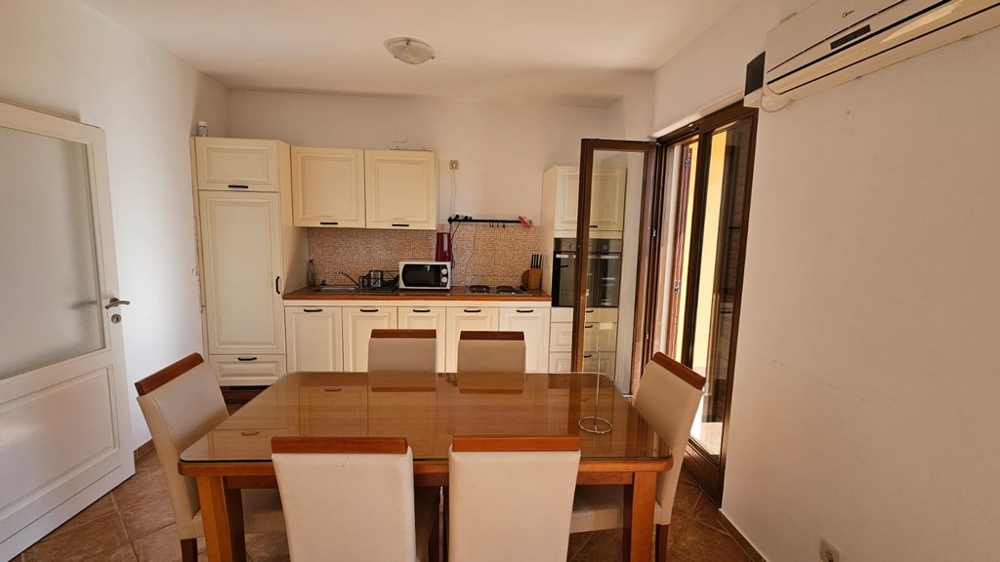 Konyha étkezőasztallal és teraszajtóval