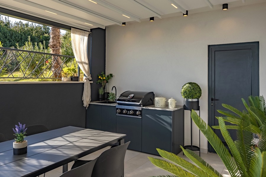 Nyári konyha grillsütővel az A3669-es ingatlan külterületén.