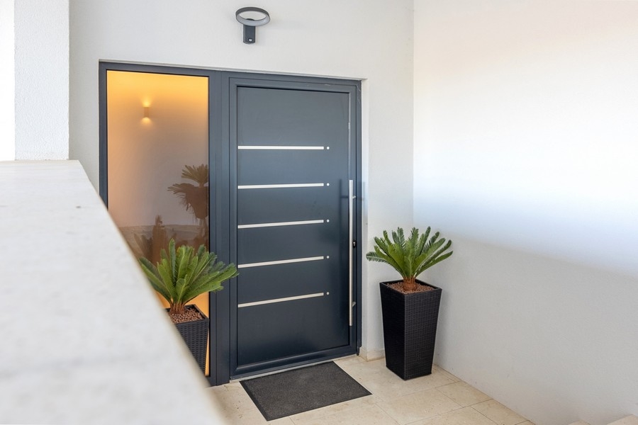 A lakás bejárati ajtaja.