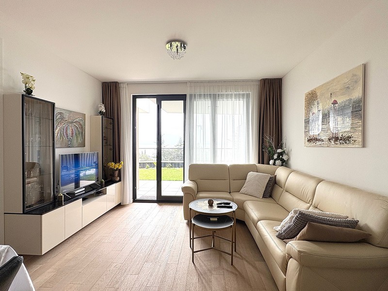 Bútorozott nappali, kilátással a kertre.