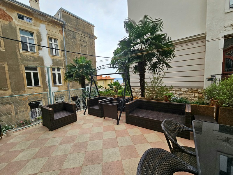 Az A3674-es ingatlan nagy terasza Abbáziában - Panorama Scouting.