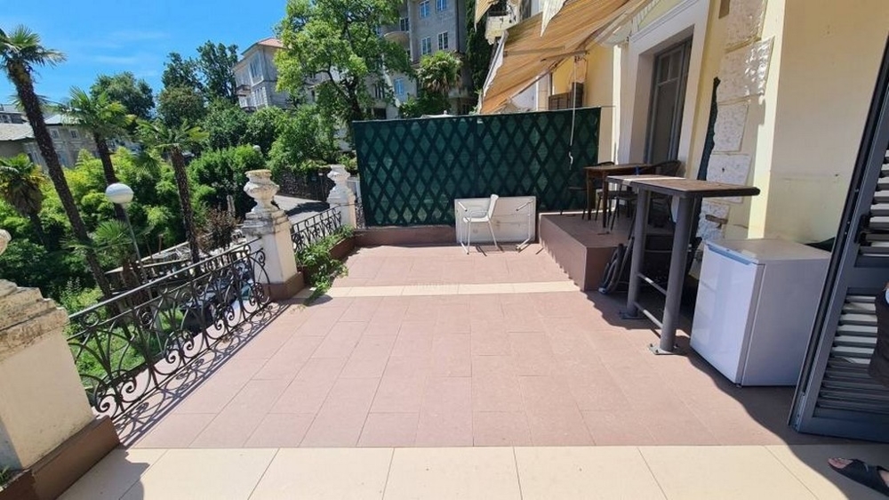 Az A3676-os lakás terasza eladó Abbáziában, Horvátországban.