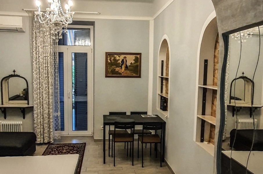 Nappali asztallal, tükörrel és polccal