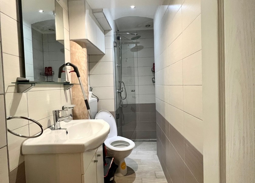 Fürdőszoba zuhanyzóval és WC-vel