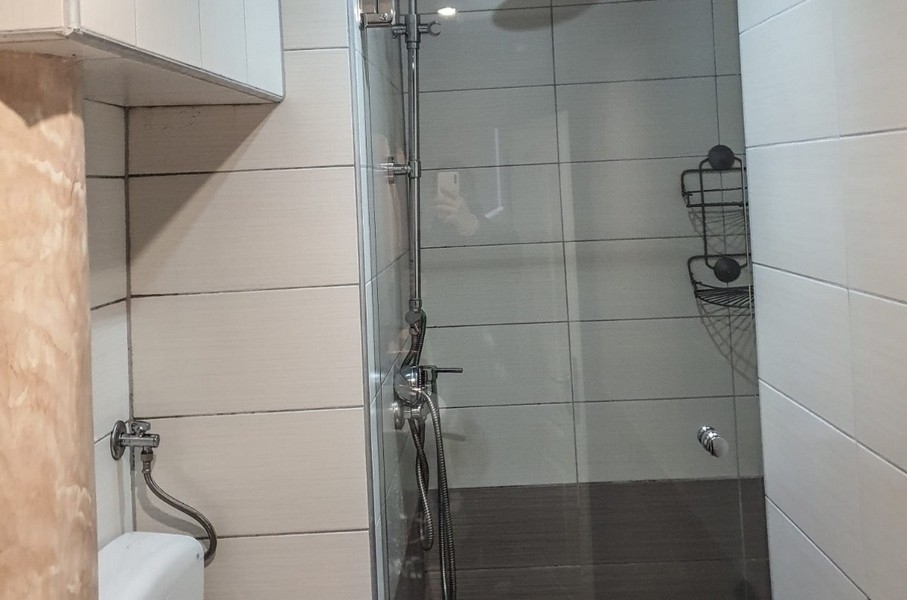 Modern üvegzuhany a fürdőszobában