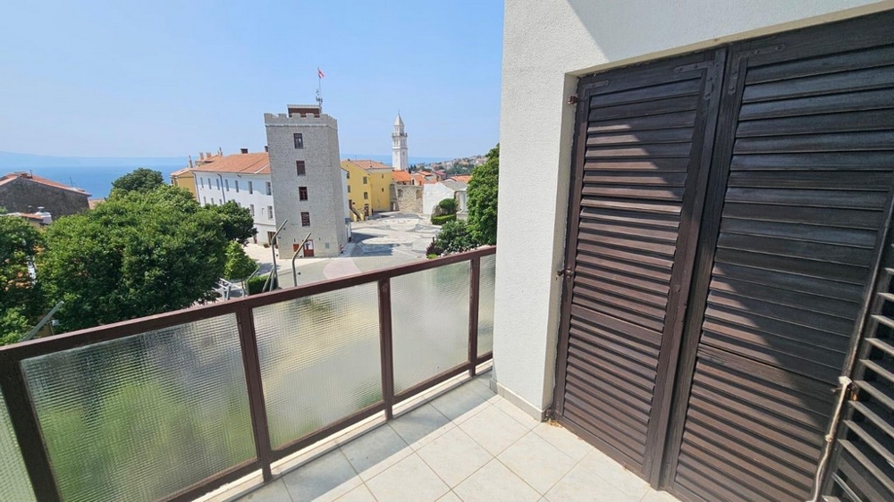 Kilátás Novi Vinodolskira és a háttérben a tengerre az A3677 ingatlanról.