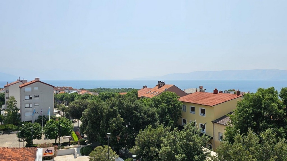 Tengerre néző kilátás a városközpontból Novi Vinodolskiban