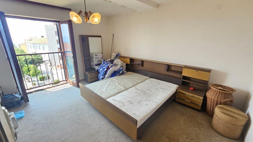 Hálószoba franciaággyal és kijárattal az erkélyre