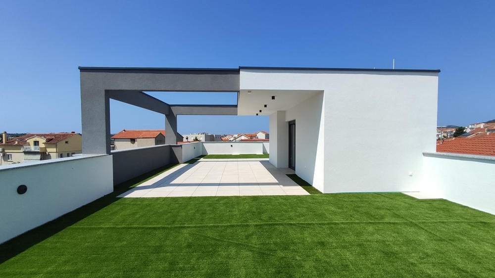 Modern tetőterasz az S2 A3678 ingatlanhoz Vodicében, Horvátországban.