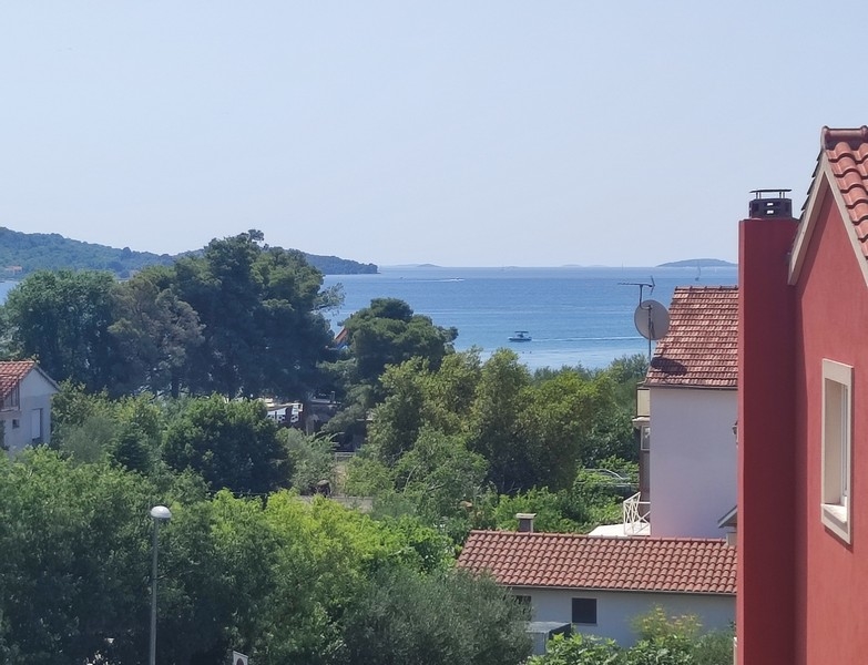 Tengerre néző kilátás a dalmáciai A3678 ingatlan tetőteraszáról.