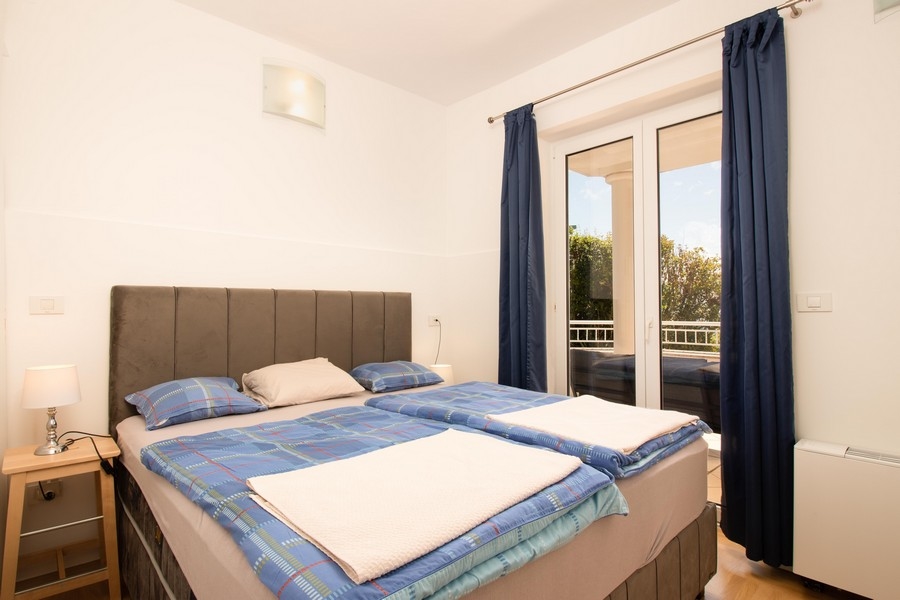 Hálószoba franciaággyal és kijárattal az erkélyre