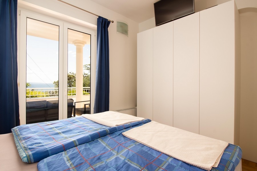 Tengerre néző hálószoba gardróbbal