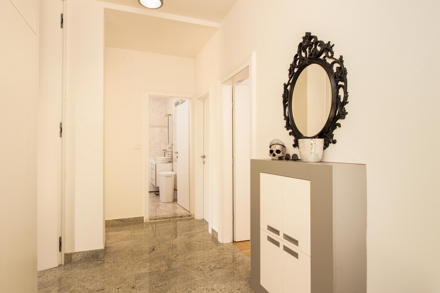 Előszoba tükrös komóddal és kijárat a fürdőszobába