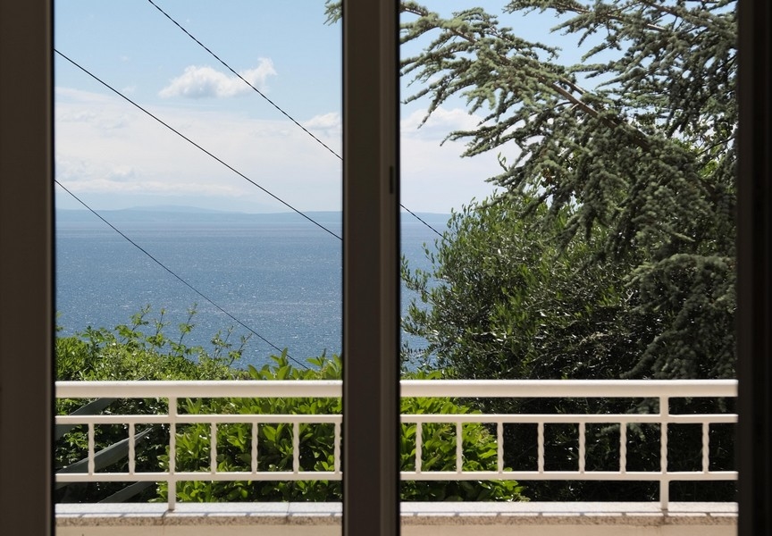 Az erkélyről a tengerre nyílik kilátás a nagy üvegajtókon keresztül