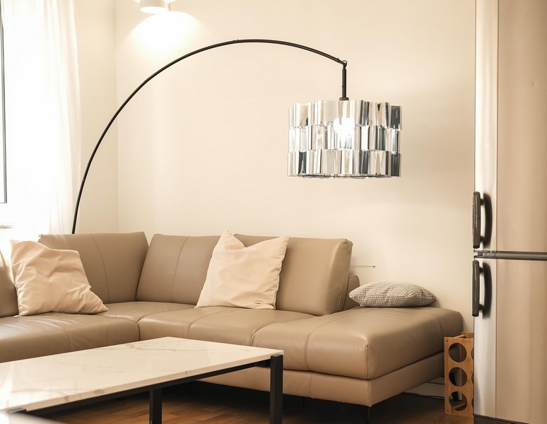 Világos nappali dizájner lámpával és bőr kanapéval