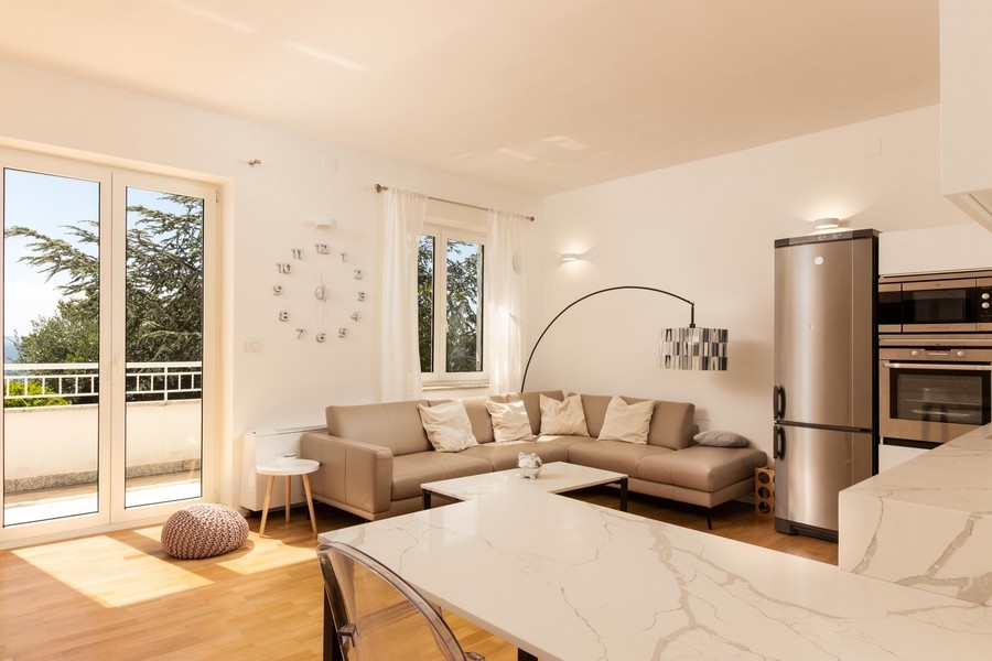 Nyitott nappali, kijárattal a teraszra