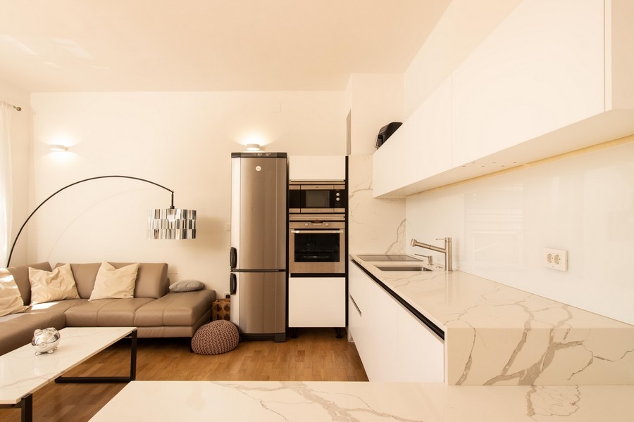 Modern konyha márvány munkalappal és gépekkel