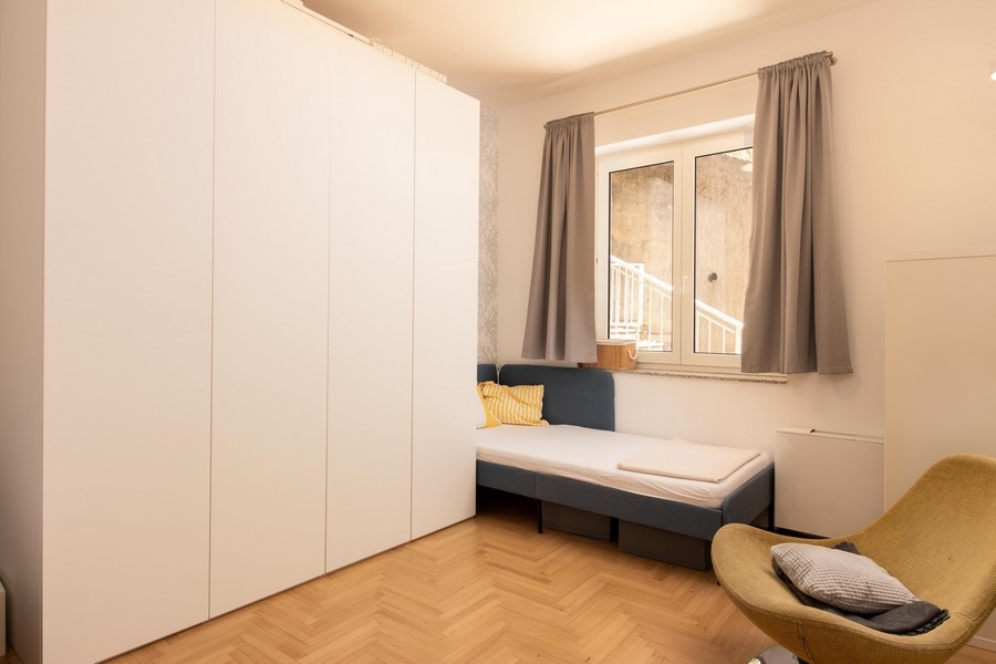Hálószoba egyszemélyes ággyal és nagy gardróbbal